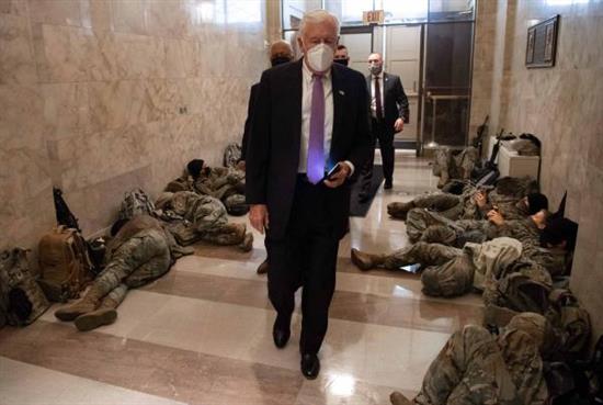 ?美国众议院多数党领袖Steny Hoyer抵达位于华盛顿的国会大厦时，经过数名国民警卫队成员。